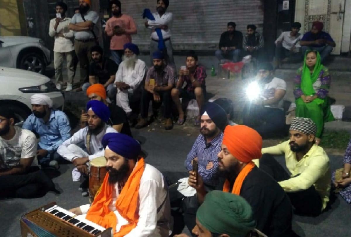 kirtan outside mukherjee nagar police station in delhi