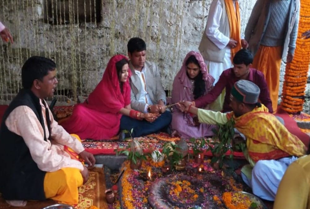Auli shahi shadi: Gupta brothers son and bahu doing worship in Triyuginarayan Temple