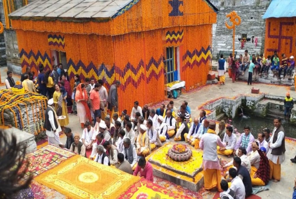 Auli shahi shadi: Gupta brothers son and bahu doing worship in Triyuginarayan Temple