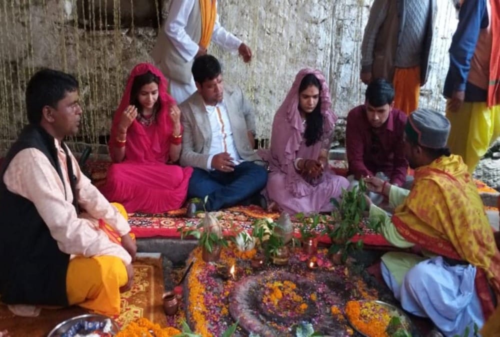 Auli shahi shadi: Gupta brothers son and bahu doing worship in Triyuginarayan Temple