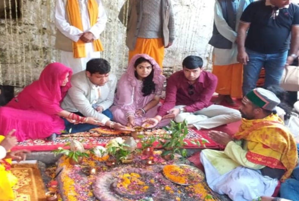 Auli shahi shadi: Gupta brothers son and bahu doing worship in Triyuginarayan Temple