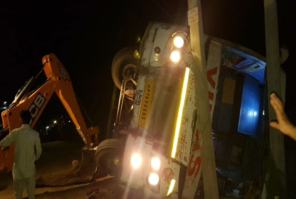 Hightension line fallen on bus in bihar, three passenger died and twelve injured