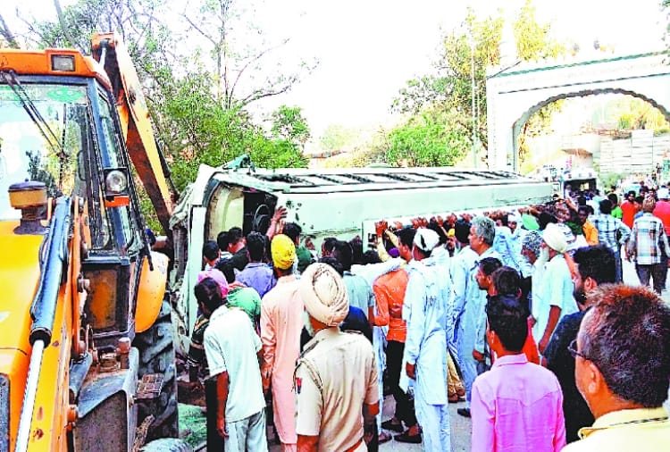 Bus overturned filled with devotees in Ropar