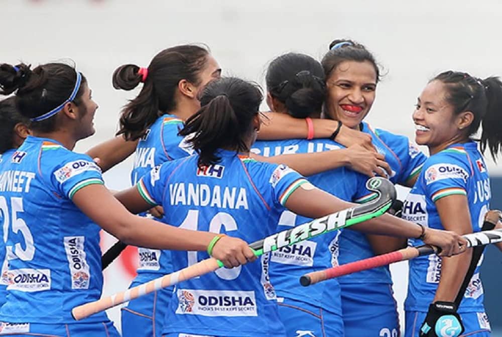 Amitabh bachchan to anupam kher lauds Indian women's hockey team for winning