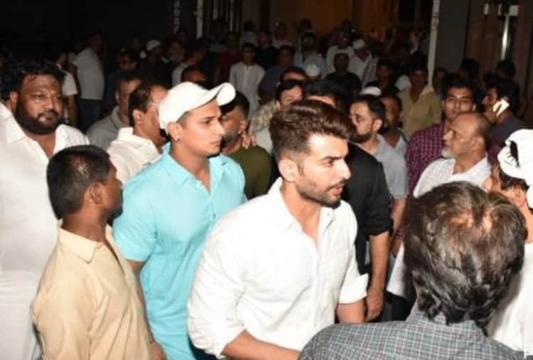 salman khan pays last respect to his friend nadeem mother look at the photos