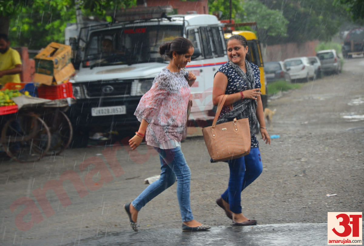 Jammu and Kashmir: Continuous rains in the plains and snowfall in the hilly areas brings down the temperature
