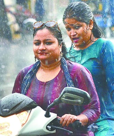 धूल भरी तेज आंधी के बाद बरसे बदरा, गर्मी से राहत