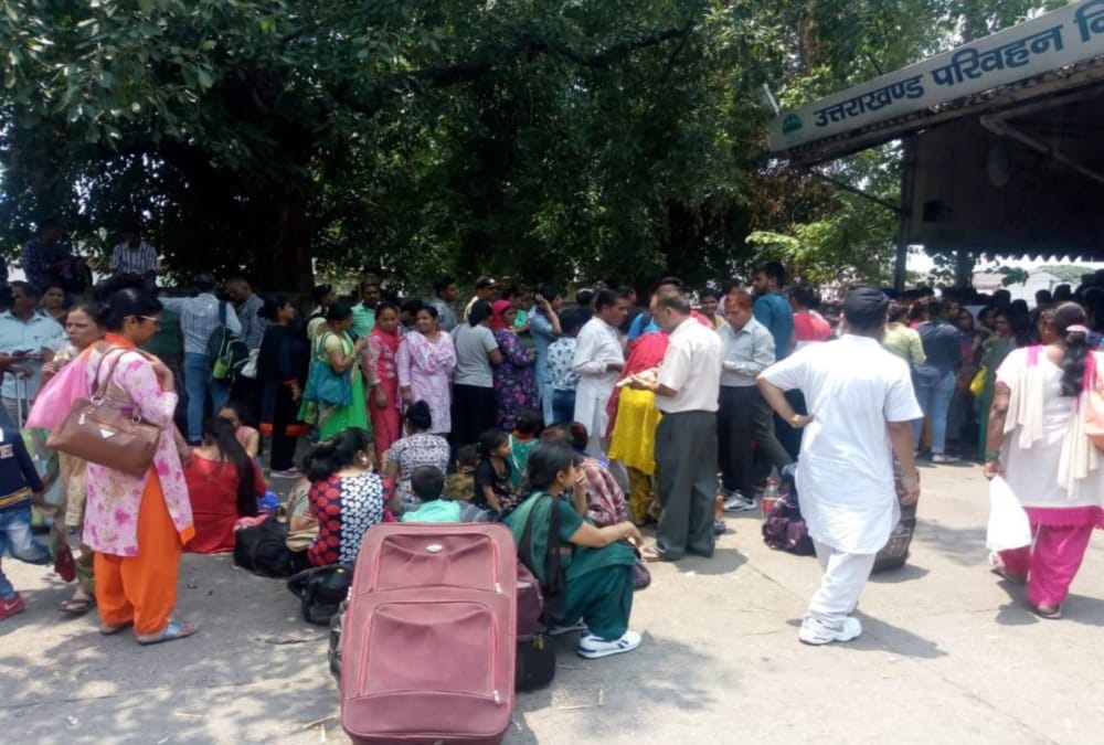 Tourist Crowd for going Mussoorie on bus stand but not get Ticket photos 