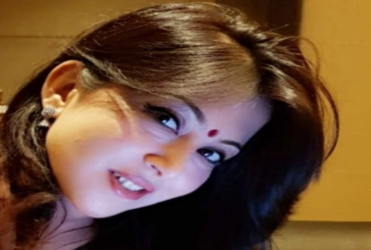 Attacked on journalist in delhi, Attackers throw eggs on her car in Ashok Nagar