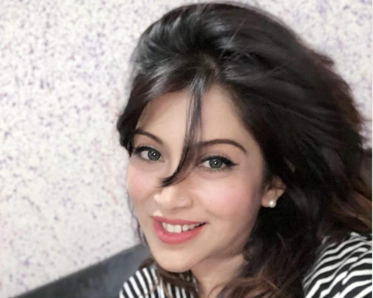 Attacked on journalist in delhi, Attackers throw eggs on her car in Ashok Nagar