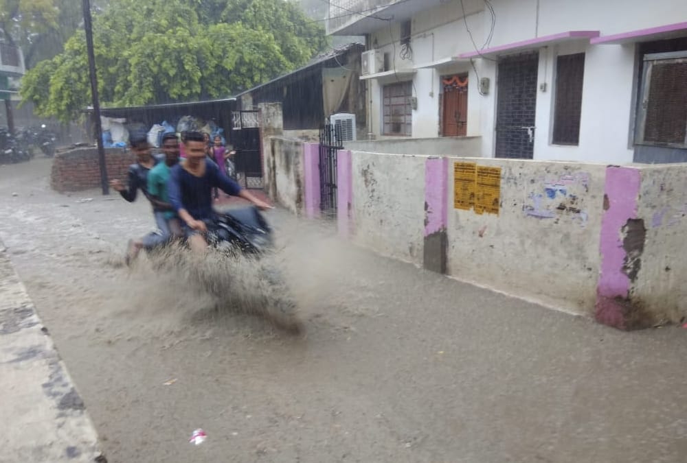 Rain in many districts in Uttar Pradesh.