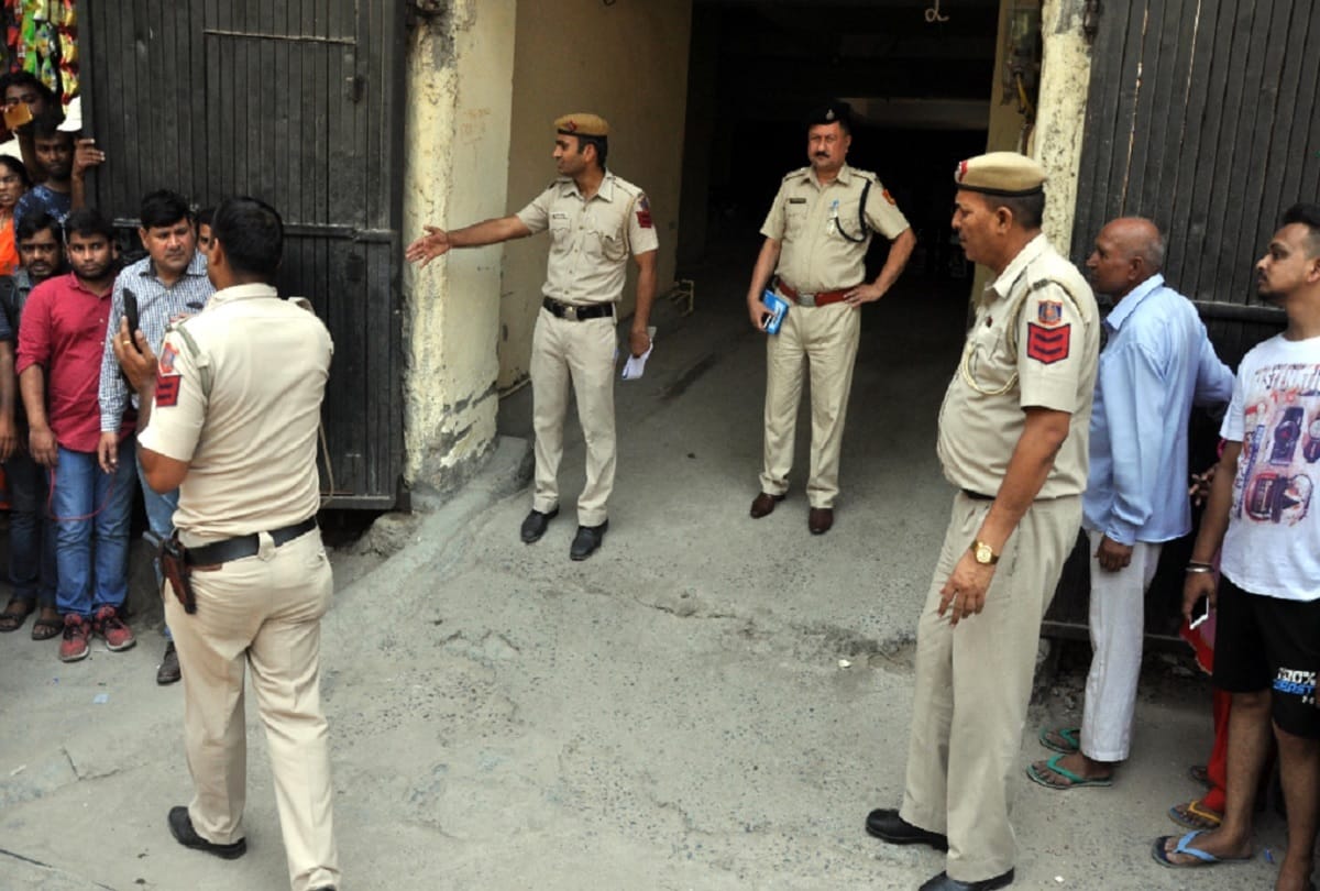 mehrauli murder case Accused neck cut from machine after Wife and children killed by strangulate