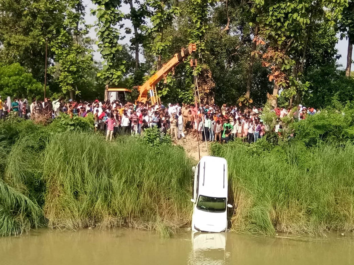 बाइक सवार को बचाने में नहर में गिरा वाहन