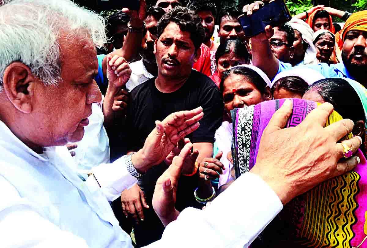 hundred's of peoples reached kanpur mp satyadev pachauri house