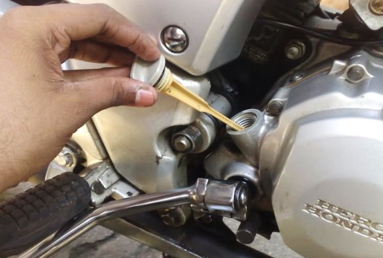 Bike में Engine Oil ऐसे चेक करें साथ ही जानिए टॉपअप प्रोसेस How To Check Engine Oil Level In