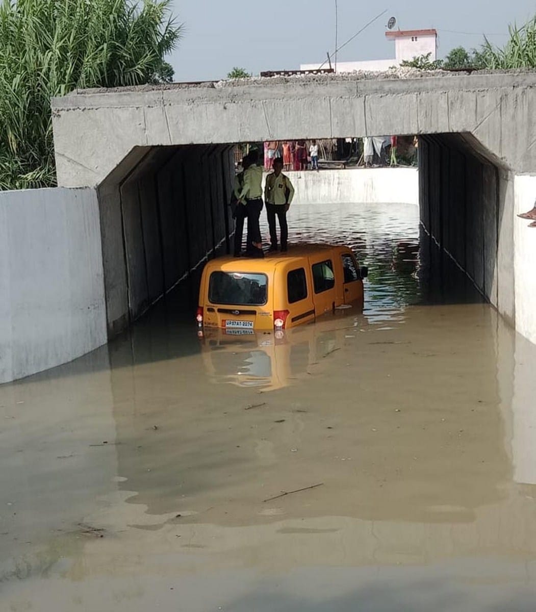 मैजिक चालक ने जोखिम में डाल दी 12 छात्रों की जान
