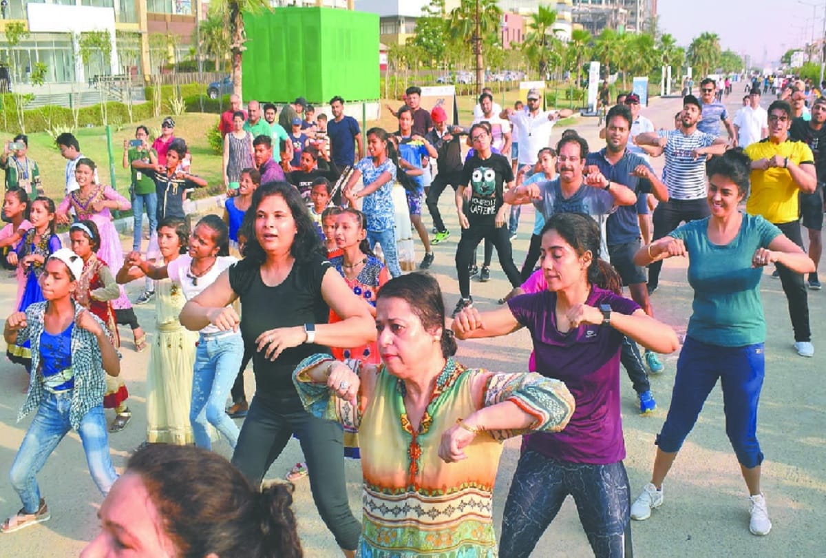 mayor does a zumba dance with others in gurugram