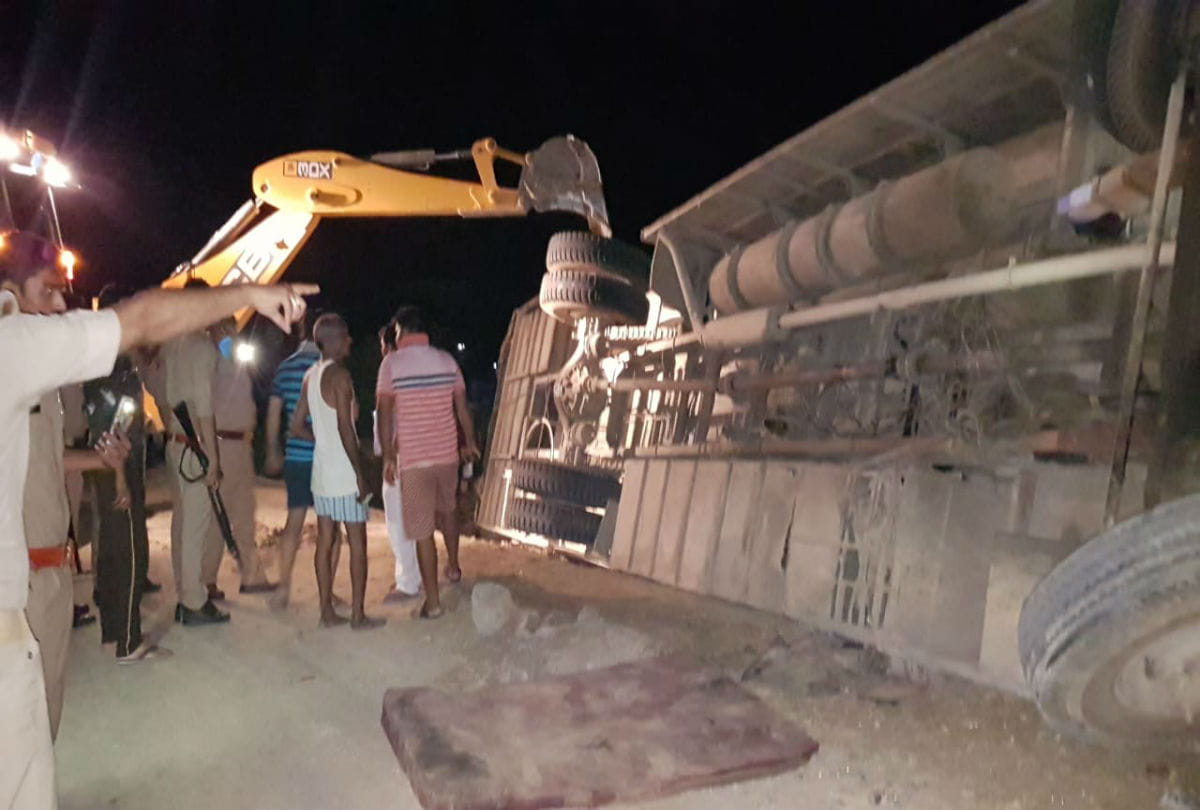 Sleeper bus accident at saman katra going Delhi from Bidhuna