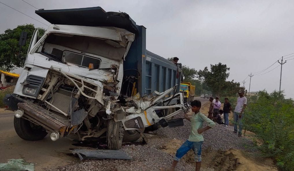 Dump truck fired by cattle in saving cattle