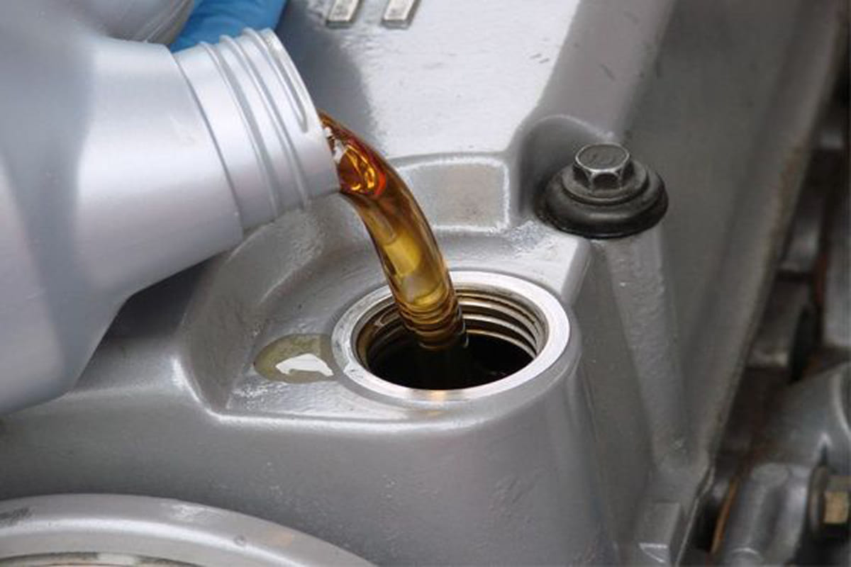 How to check engine oil level in motorcycle and know top up process