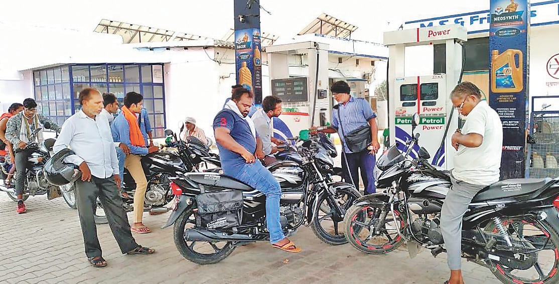 Gasoline being given without helmets to drivers
