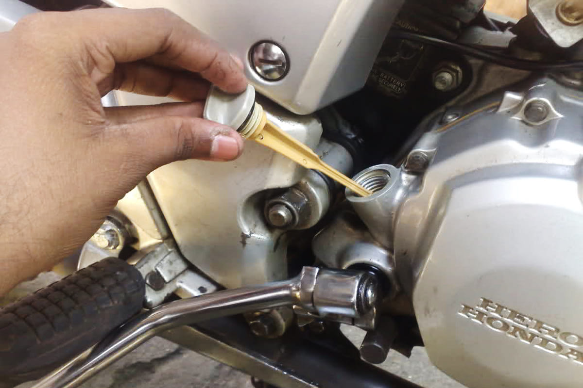 How to check engine oil level in motorcycle and know top up process
