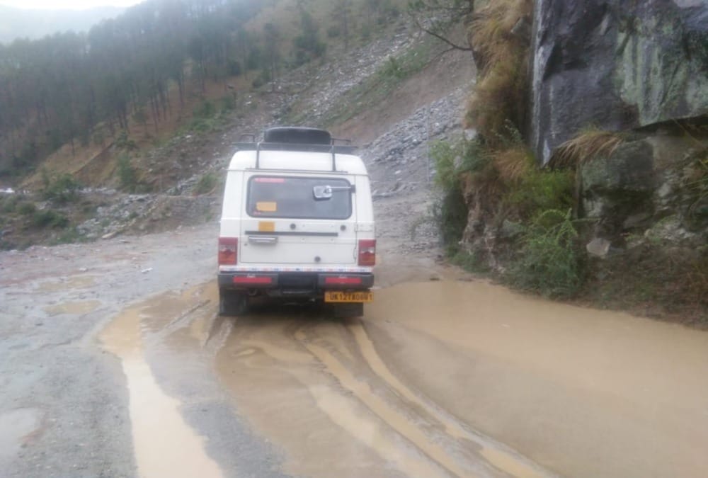 Landslide after heavy rain on yamunotri highway many vehicle stuck on road