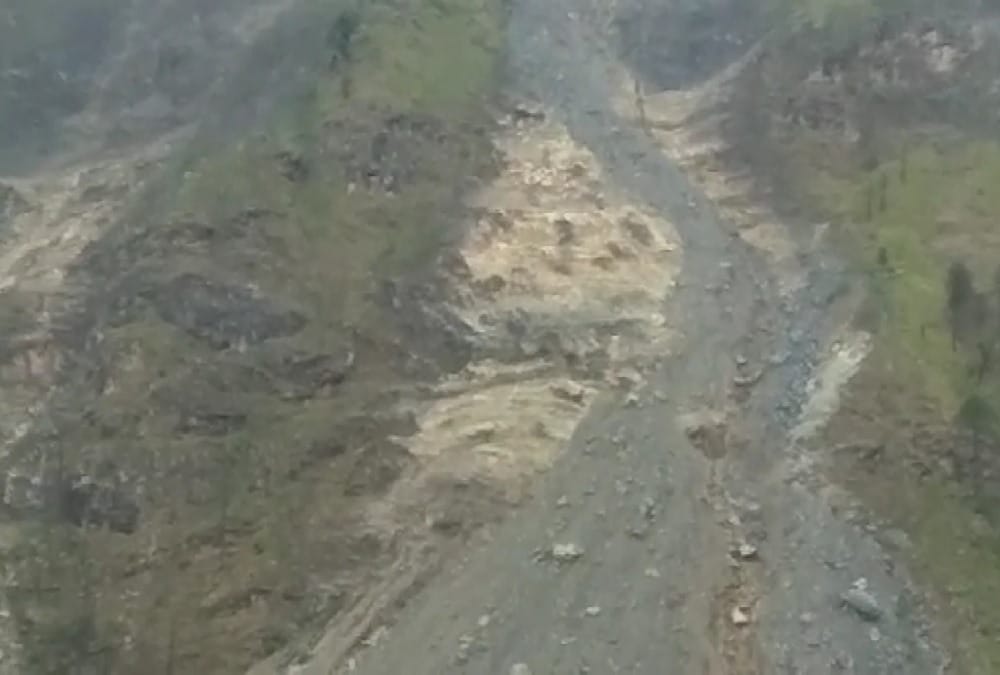 Landslide after heavy rain on yamunotri highway many vehicle stuck on road