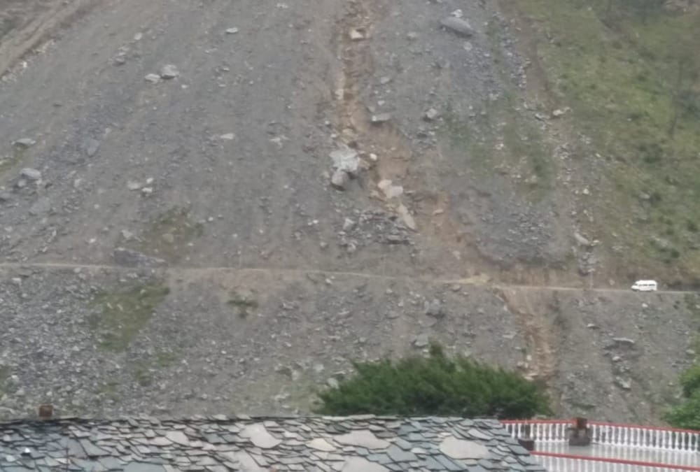 Landslide after heavy rain on yamunotri highway many vehicle stuck on road