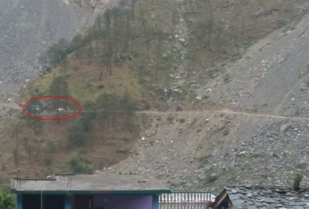 Landslide after heavy rain on yamunotri highway many vehicle stuck on road