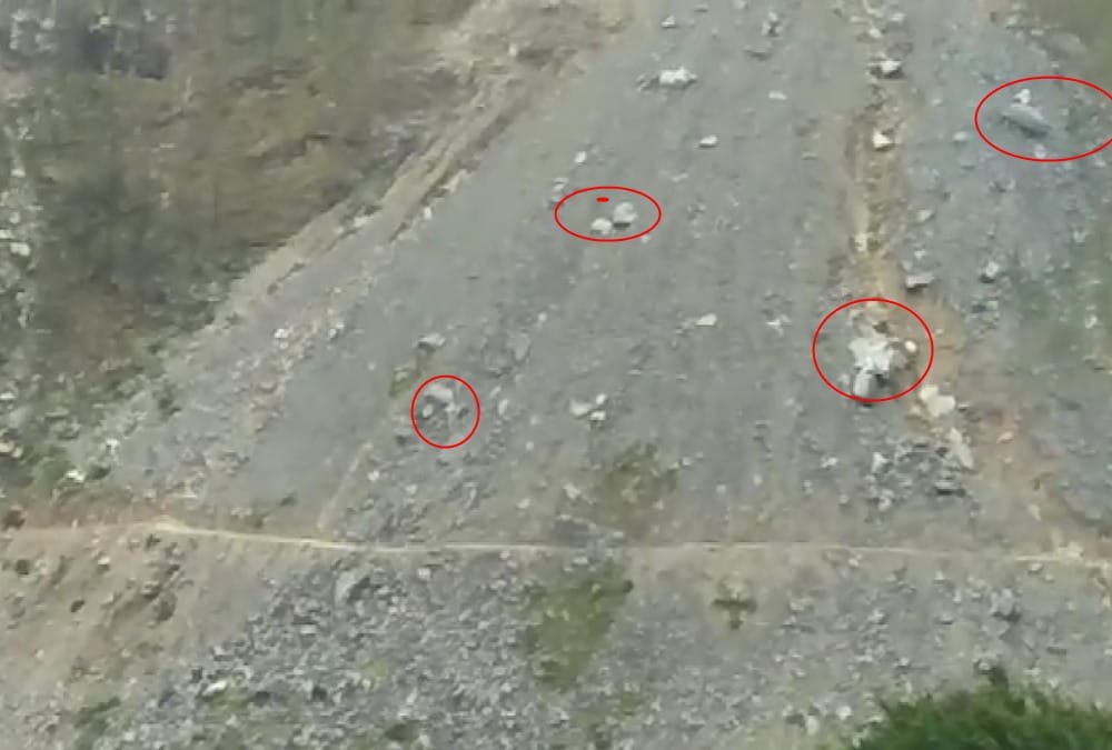 Landslide after heavy rain on yamunotri highway many vehicle stuck on road