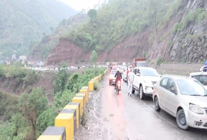 traffic jam on kalka shimla nh after landslide on car in solan