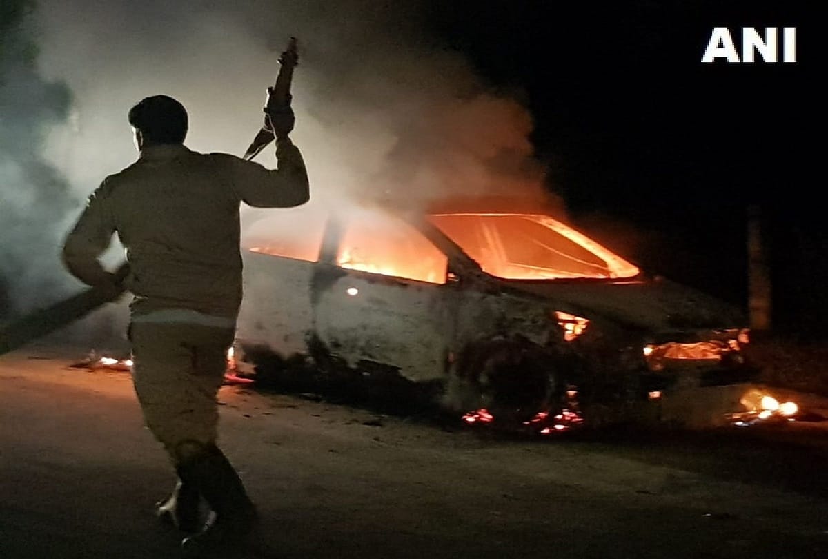 Fire broke out in a moving car at Ghaziabad