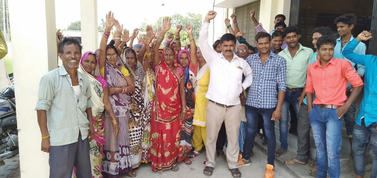 बिजली के लिए ग्रामीणों ने पावर हाउस को घेरा