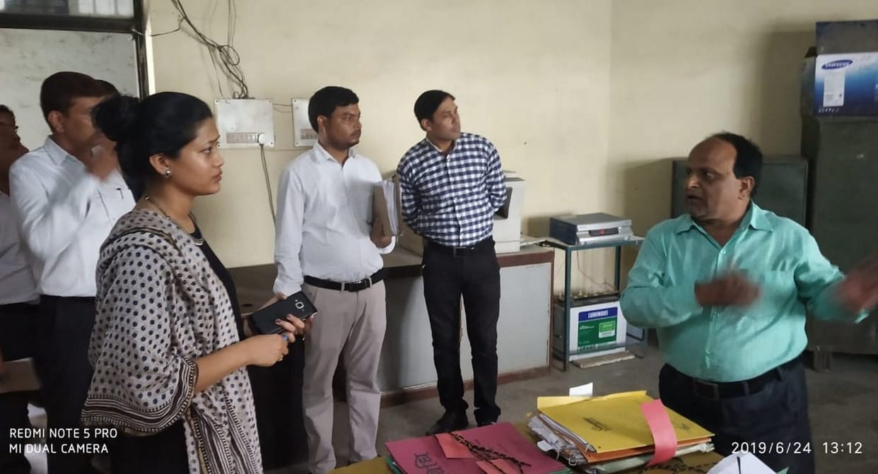 सरकारी कार्यालयों में गंदगी का अंबार, लचर कार्यप्रणाली भी उजागर