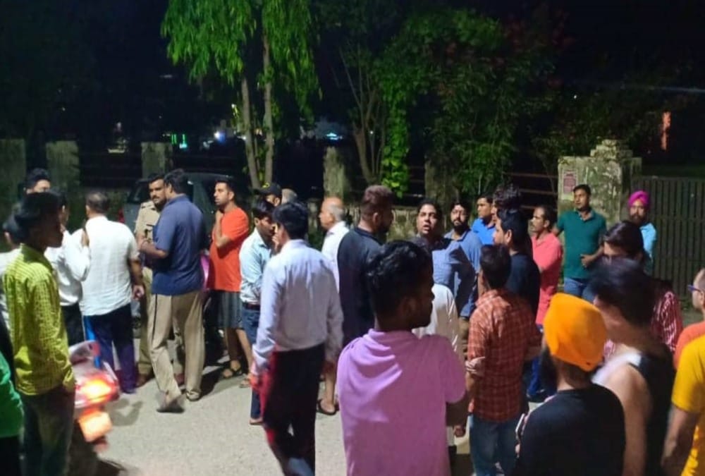Firing and Loot from petrol pump owner in filmy style at dehradun photos 