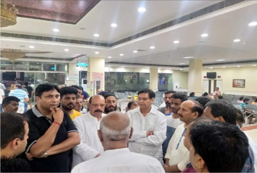 Firing and Loot from petrol pump owner in filmy style at dehradun photos 