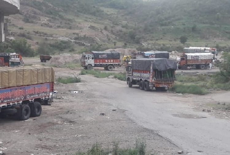 Amarnath Yatra 2019, Jammu Kashmir Police Stopping Trucks going for Langar