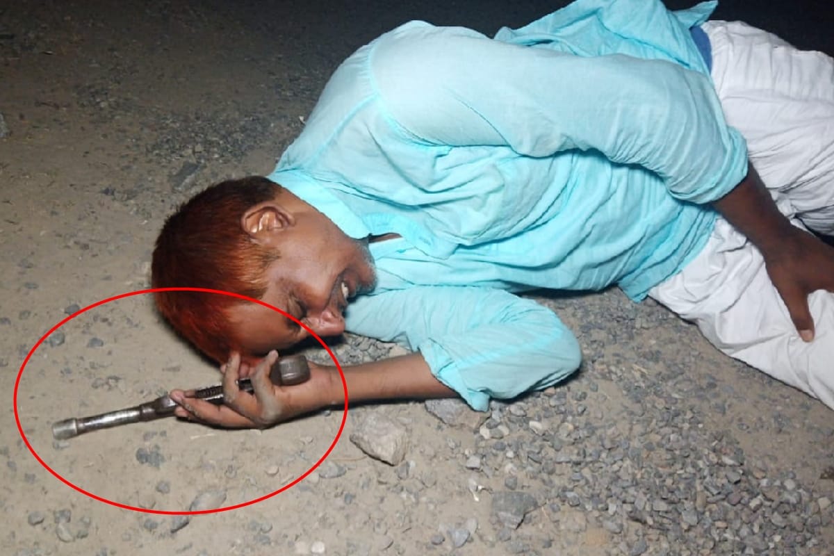 UP Police make photo session of badmash after Encounter in Meerut