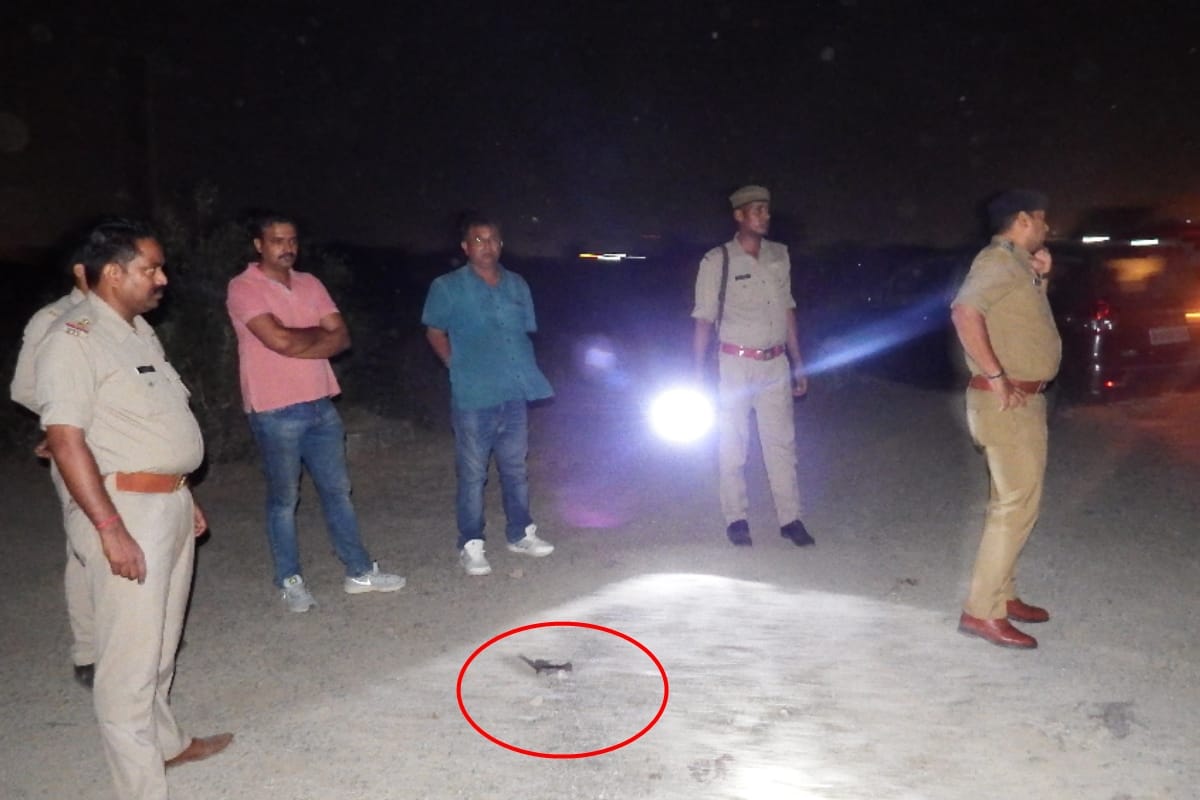 UP Police make photo session of badmash after Encounter in Meerut