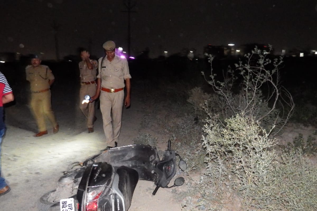 UP Police make photo session of badmash after Encounter in Meerut