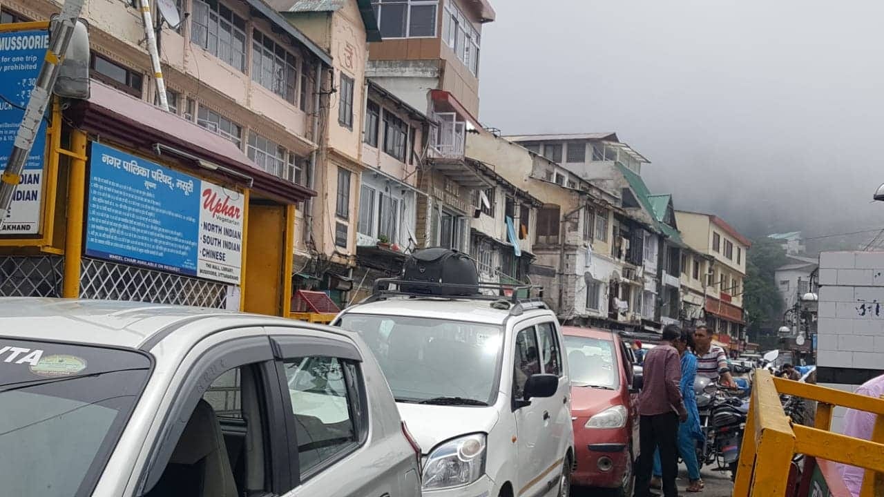 traffic jam on monday in mussoorie to dehradun route