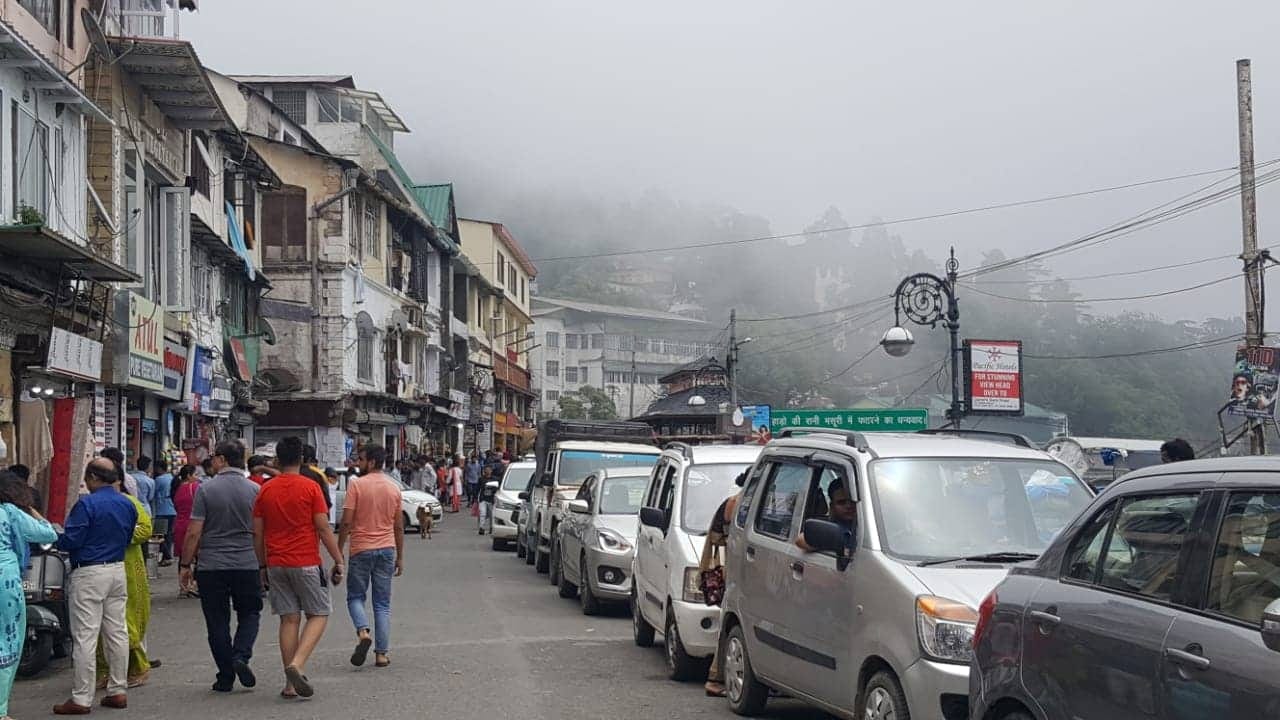 traffic jam on monday in mussoorie to dehradun route