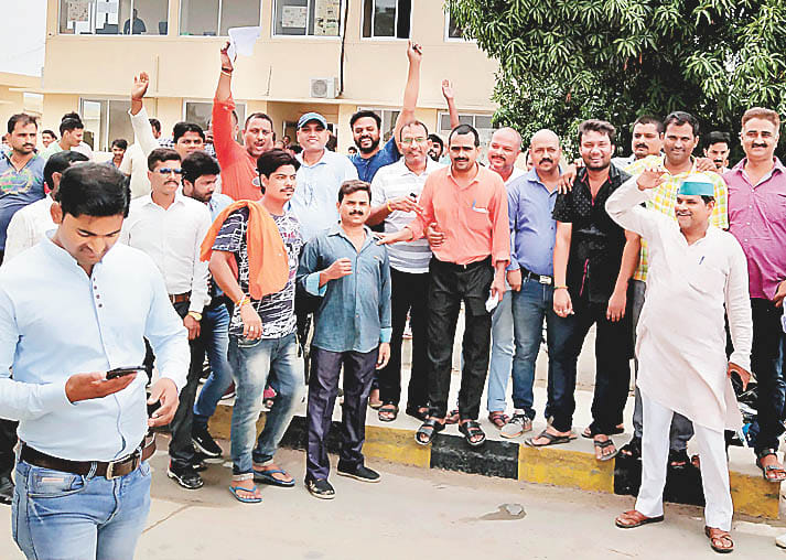  टोल टैक्स के विरोध में किया प्रदर्शन