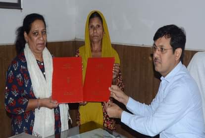 पाकिस्तानी मूल की दो महिलाओं को भारतीय नागरिकता देते एडीएम