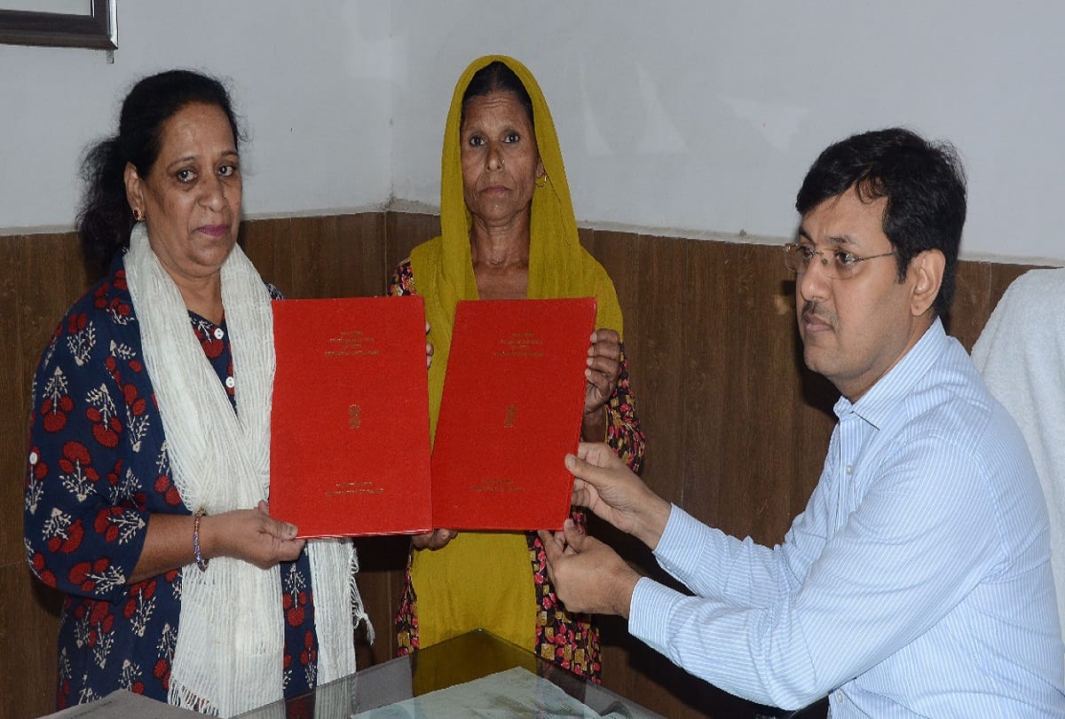 Two Pakistani women given Certificate of Indian citizenship by ADM City in Bareilly