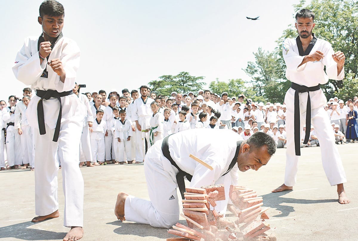कोहनी और माथे से तोड़ीं टाइलें
