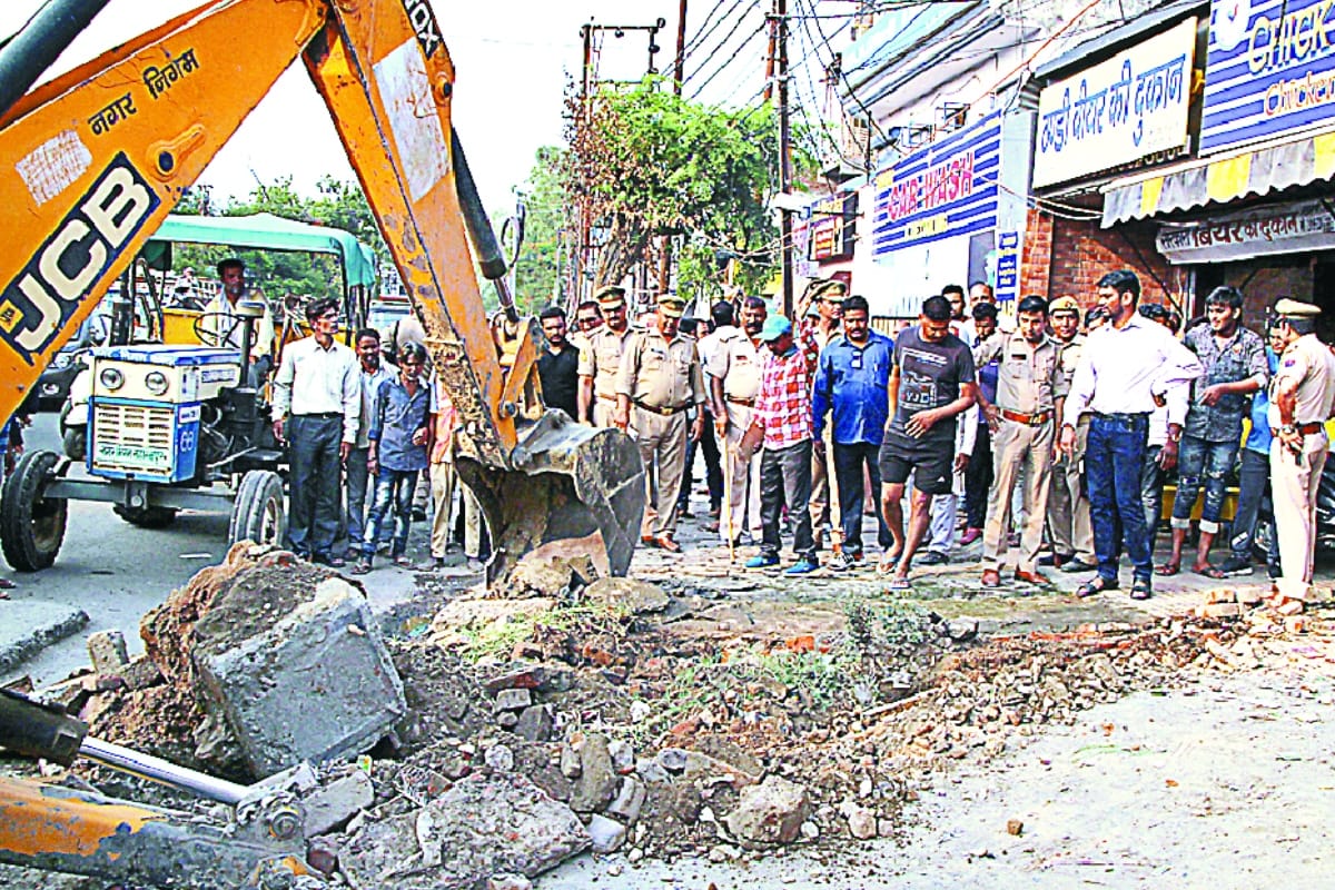 saharanpur police removes encroachment from roads