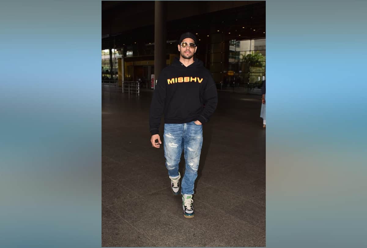 Celebs Spotted at airport Sunny leone Nora fatehi rohan mehra Siddhart Malhota Janhvi kapoor