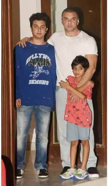 sohail khan bought new house he throw party and salman khan iulia vantur helen reached